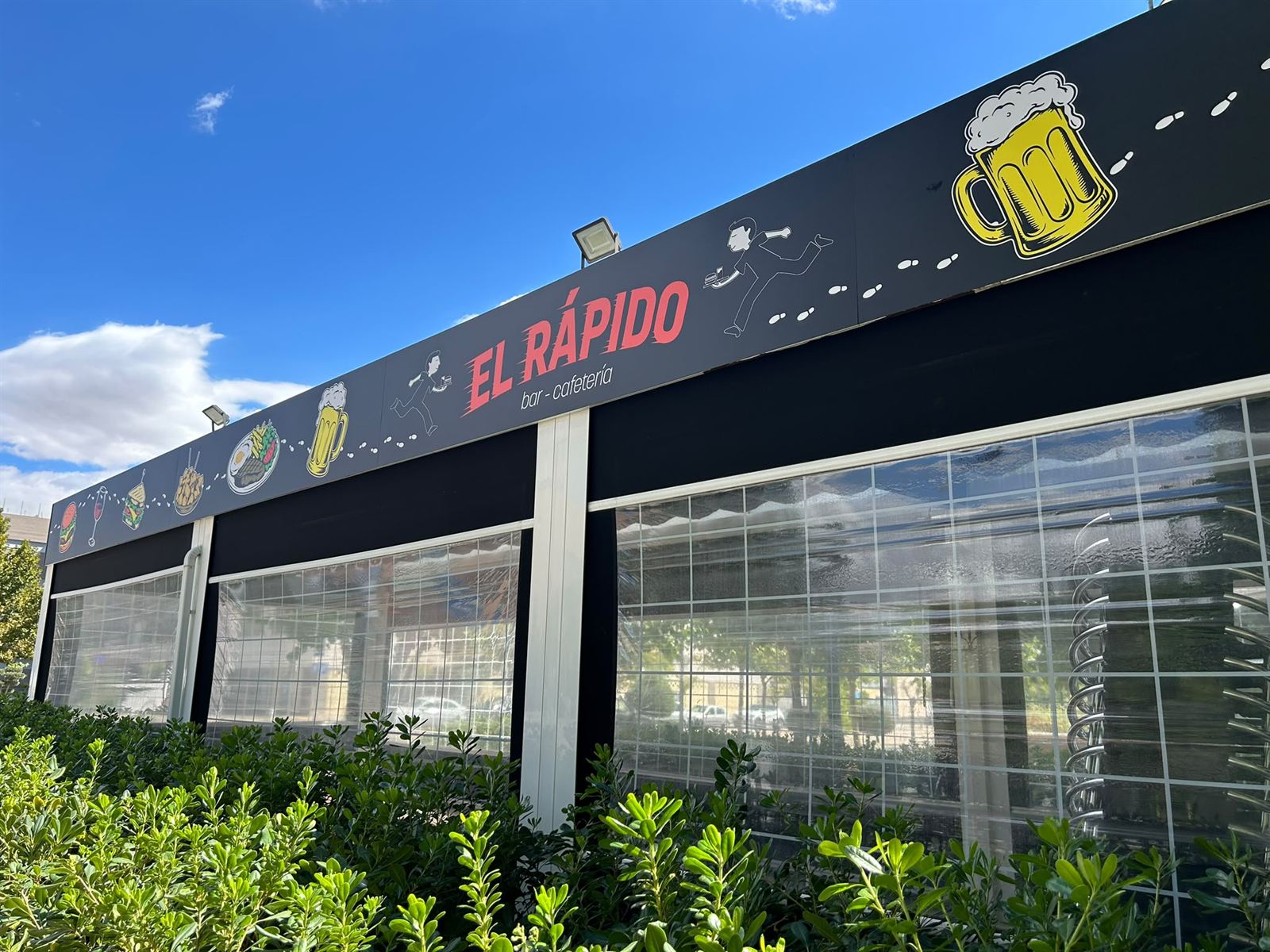 La terraza de El Rápido con su rótulo completo, entre los árboles del Paseo de la Concordia